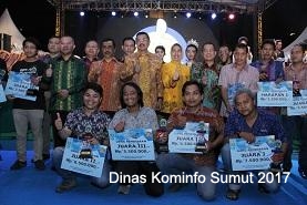 Gubsu Serahkan Hadiah kepada para Pemenang Karya Tulis dan Foto bagi Junalis Tahun 2017 